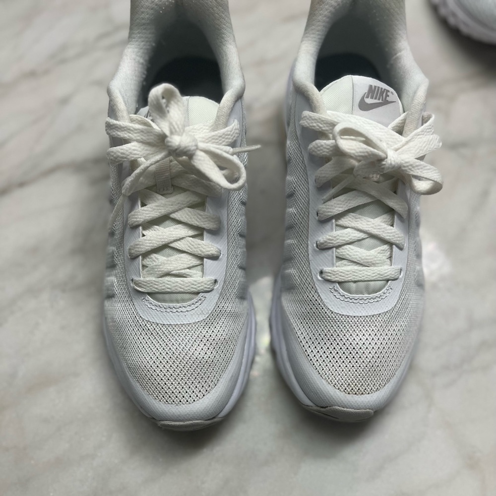 Nike Air Max Invigor
White Metallic Silver (Women's)
